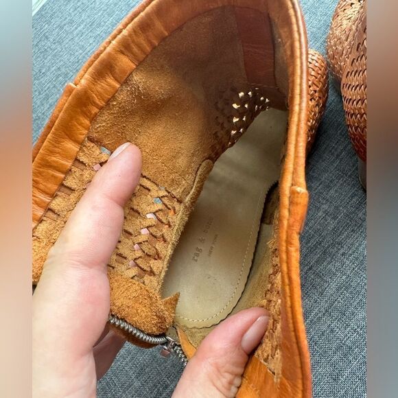 Rag&Bone Leather Newbury Bootie
Boot Tan/Lt.Brown Size 39 - Picture 9 of 16